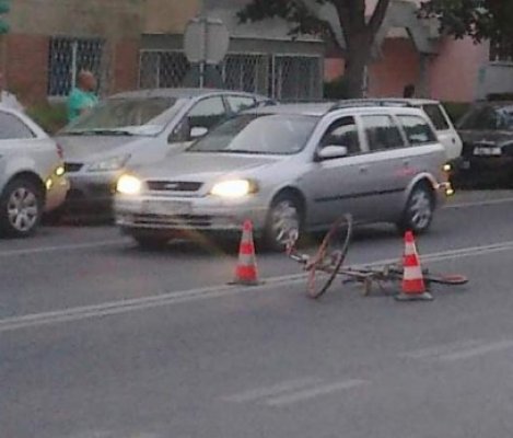 Copil, lovit de autoturism: a ieşit cu bicicleta în stradă